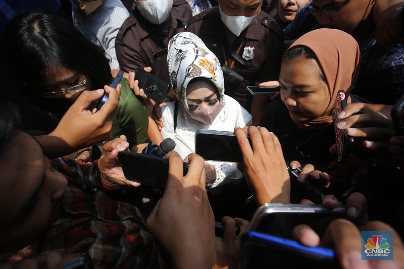 Dinas kesehatan Lampung, Reihana usai menjalani pemeriksaan di Gedunh Komisi Pemberantasan Korupsi (KPK), Jakarta, Senin, (8/5/2023). Dinas kesehatan Lampung, Reihana usai menjalani pemeriksaan di Gedunh Komisi Pemberantasan Korupsi (KPK), Jakarta, Senin, (8/5/2023). (CNBC Indonesia/Muhammad Sabki)
