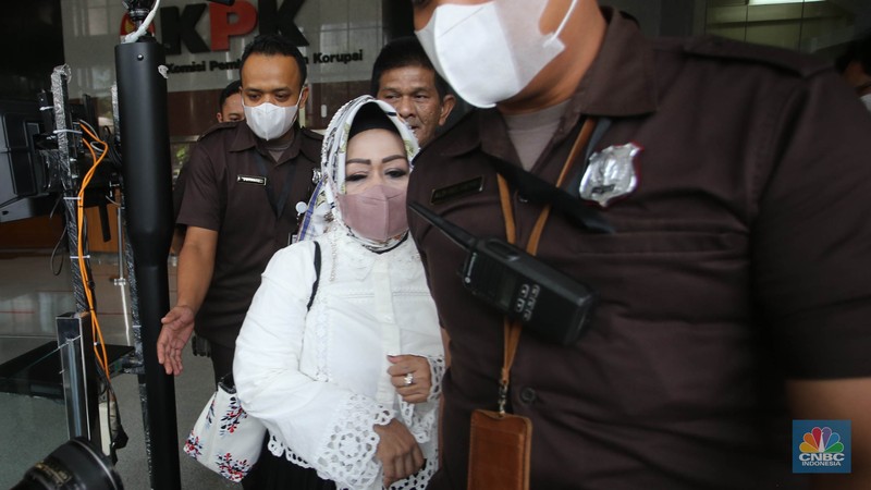 Dinas kesehatan Lampung, Reihana usai menjalani pemeriksaan di Gedunh Komisi Pemberantasan Korupsi (KPK), Jakarta, Senin, (8/5/2023). Dinas kesehatan Lampung, Reihana usai menjalani pemeriksaan di Gedunh Komisi Pemberantasan Korupsi (KPK), Jakarta, Senin, (8/5/2023). (CNBC Indonesia/Muhammad Sabki)