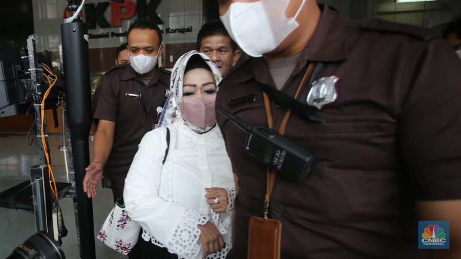 Dinas kesehatan  Lampung, Reihana usai menjalani pemeriksaan di Gedunh Komisi Pemberantasan Korupsi (KPK), Jakarta, Senin, (8/5/2023). (CNBC Indonesia/Muhammad Sabki)