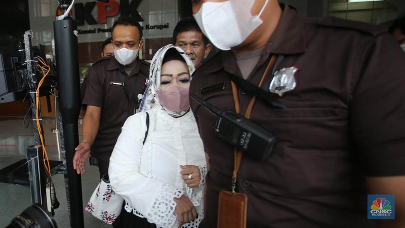 Dinas kesehatan  Lampung, Reihana usai menjalani pemeriksaan di Gedunh Komisi Pemberantasan Korupsi (KPK), Jakarta, Senin, (8/5/2023). (CNBC Indonesia/Muhammad Sabki)