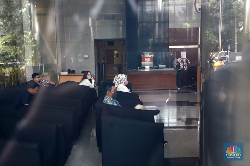 Dinas kesehatan Lampung, Reihana usai menjalani pemeriksaan di Gedunh Komisi Pemberantasan Korupsi (KPK), Jakarta, Senin, (8/5/2023). Dinas kesehatan Lampung, Reihana usai menjalani pemeriksaan di Gedunh Komisi Pemberantasan Korupsi (KPK), Jakarta, Senin, (8/5/2023). (CNBC Indonesia/Muhammad Sabki)