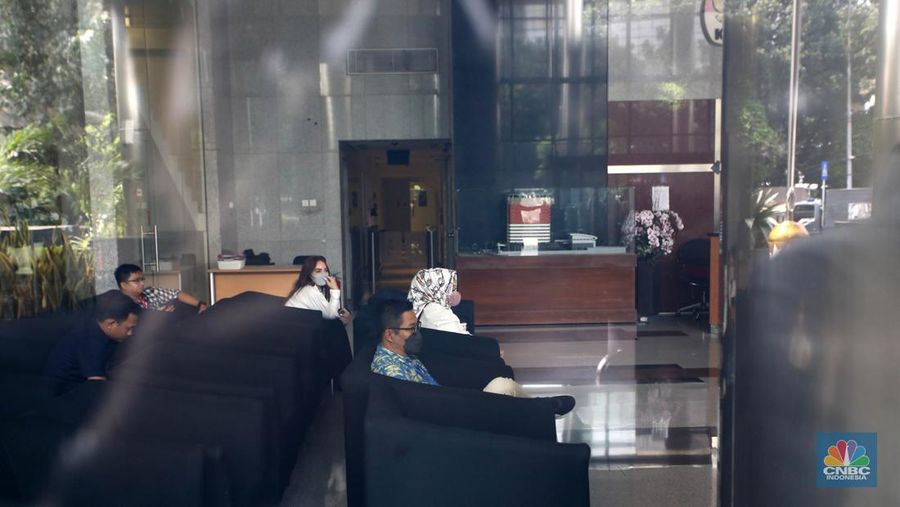 Dinas kesehatan  Lampung, Reihana usai menjalani pemeriksaan di Gedunh Komisi Pemberantasan Korupsi (KPK), Jakarta, Senin, (8/5/2023). (CNBC Indonesia/Muhammad Sabki)