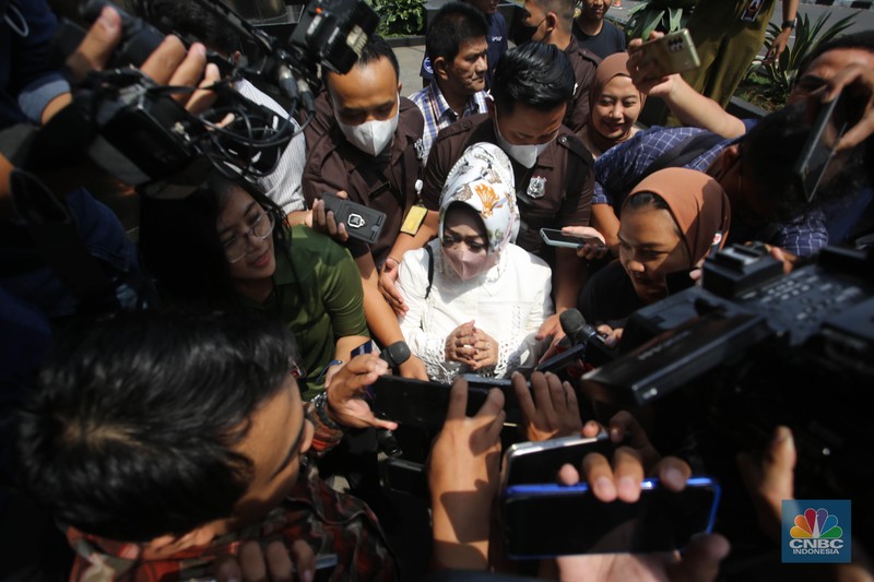 Dinas kesehatan Lampung, Reihana usai menjalani pemeriksaan di Gedunh Komisi Pemberantasan Korupsi (KPK), Jakarta, Senin, (8/5/2023). Dinas kesehatan Lampung, Reihana usai menjalani pemeriksaan di Gedunh Komisi Pemberantasan Korupsi (KPK), Jakarta, Senin, (8/5/2023). (CNBC Indonesia/Muhammad Sabki)