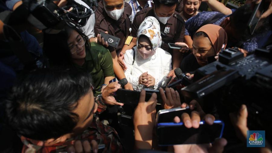 Dinas kesehatan  Lampung, Reihana usai menjalani pemeriksaan di Gedunh Komisi Pemberantasan Korupsi (KPK), Jakarta, Senin, (8/5/2023). (CNBC Indonesia/Muhammad Sabki)