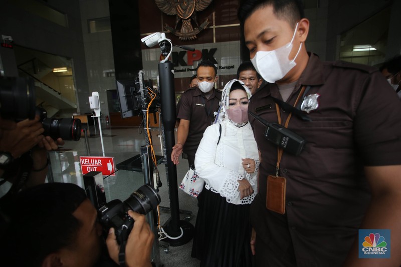 Dinas kesehatan Lampung, Reihana usai menjalani pemeriksaan di Gedunh Komisi Pemberantasan Korupsi (KPK), Jakarta, Senin, (8/5/2023). Dinas kesehatan Lampung, Reihana usai menjalani pemeriksaan di Gedunh Komisi Pemberantasan Korupsi (KPK), Jakarta, Senin, (8/5/2023). (CNBC Indonesia/Muhammad Sabki)