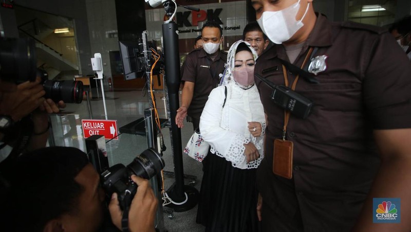 Dinas kesehatan  Lampung, Reihana usai menjalani pemeriksaan di Gedunh Komisi Pemberantasan Korupsi (KPK), Jakarta, Senin, (8/5/2023). (CNBC Indonesia/Muhammad Sabki)