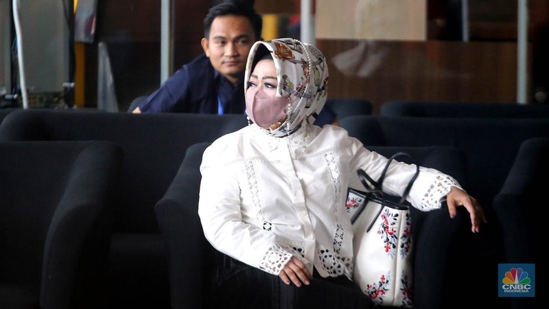 Dinas kesehatan  Lampung, Reihana usai menjalani pemeriksaan di Gedunh Komisi Pemberantasan Korupsi (KPK), Jakarta, Senin, (8/5/2023). (CNBC Indonesia/Muhammad Sabki)