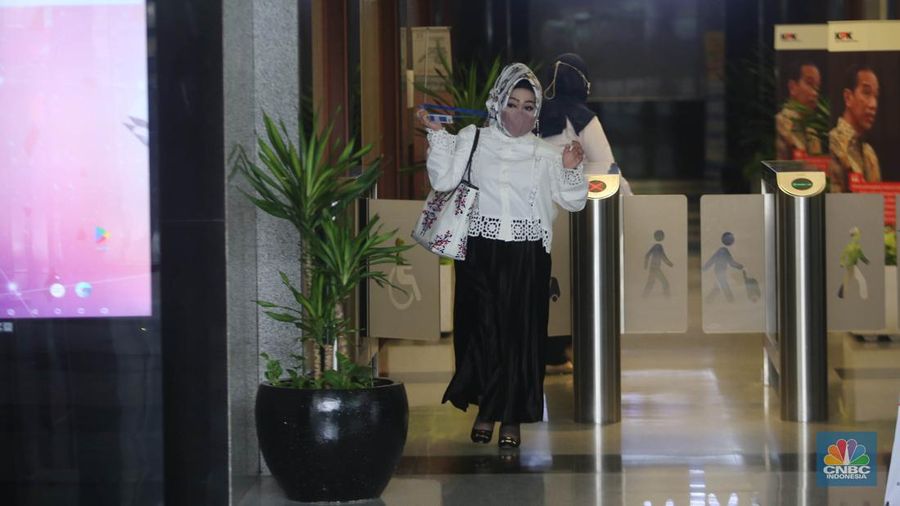 Dinas kesehatan  Lampung, Reihana usai menjalani pemeriksaan di Gedunh Komisi Pemberantasan Korupsi (KPK), Jakarta, Senin, (8/5/2023). (CNBC Indonesia/Muhammad Sabki)