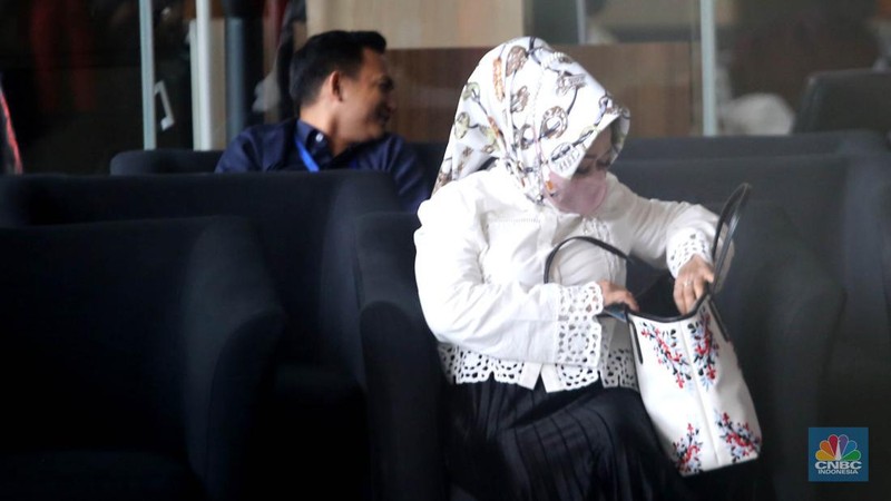 Dinas kesehatan  Lampung, Reihana usai menjalani pemeriksaan di Gedunh Komisi Pemberantasan Korupsi (KPK), Jakarta, Senin, (8/5/2023). (CNBC Indonesia/Muhammad Sabki)