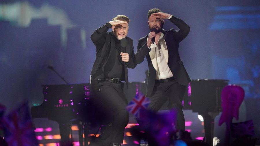 Gary Barlow dari Take That dan Calum Scottsaat tampil memeriahkan konser Penobatan di halaman Kastil Windsor, Berkshire, Inggris, Minggu (7/5/2023) waktu setempat. Gary Barlow dari Take That dan Calum Scottsaat tampil memeriahkan konser Penobatan di halaman Kastil Windsor, Berkshire, Inggris, Minggu (7/5/2023) waktu setempat. (Yui Mok/Pool via REUTERS)