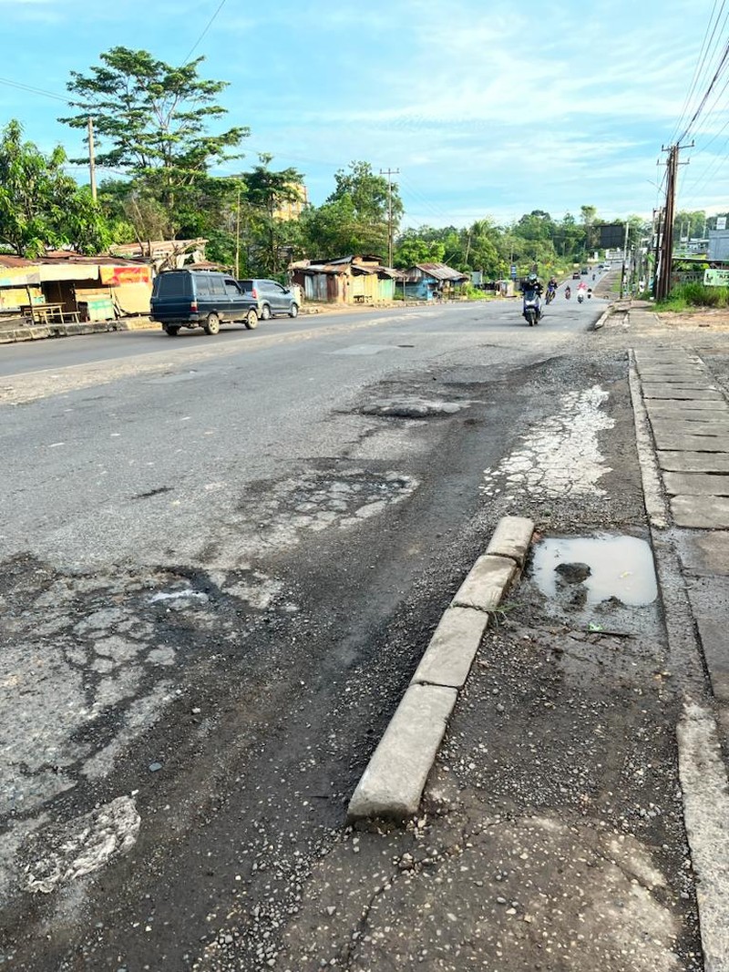 Jalan rusak dan berlubang di Tempino, Jambi. Jalan rusak dan berlubang di Tempino, Jambi. (CNBC Indonesia/Mikel Jefriando)