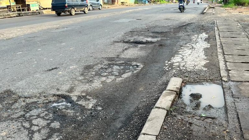 Jalan rusak dan berlubang di Tempino, Jambi. (CNBC Indonesia/Mikel Jefriando)