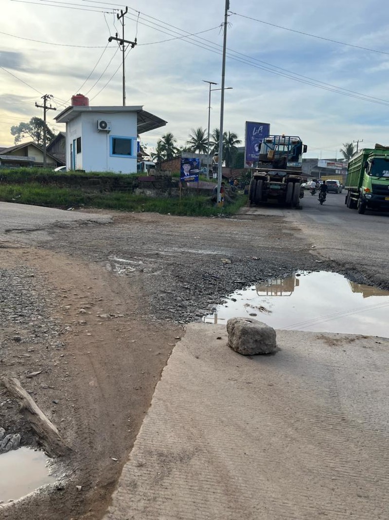 Jalan rusak dan berlubang di Tempino, Jambi. Jalan rusak dan berlubang di Tempino, Jambi. (CNBC Indonesia/Mikel Jefriando)