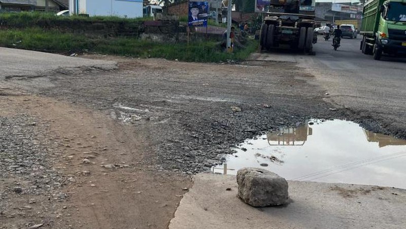 Jalan rusak dan berlubang di Tempino, Jambi. (CNBC Indonesia/Mikel Jefriando)
