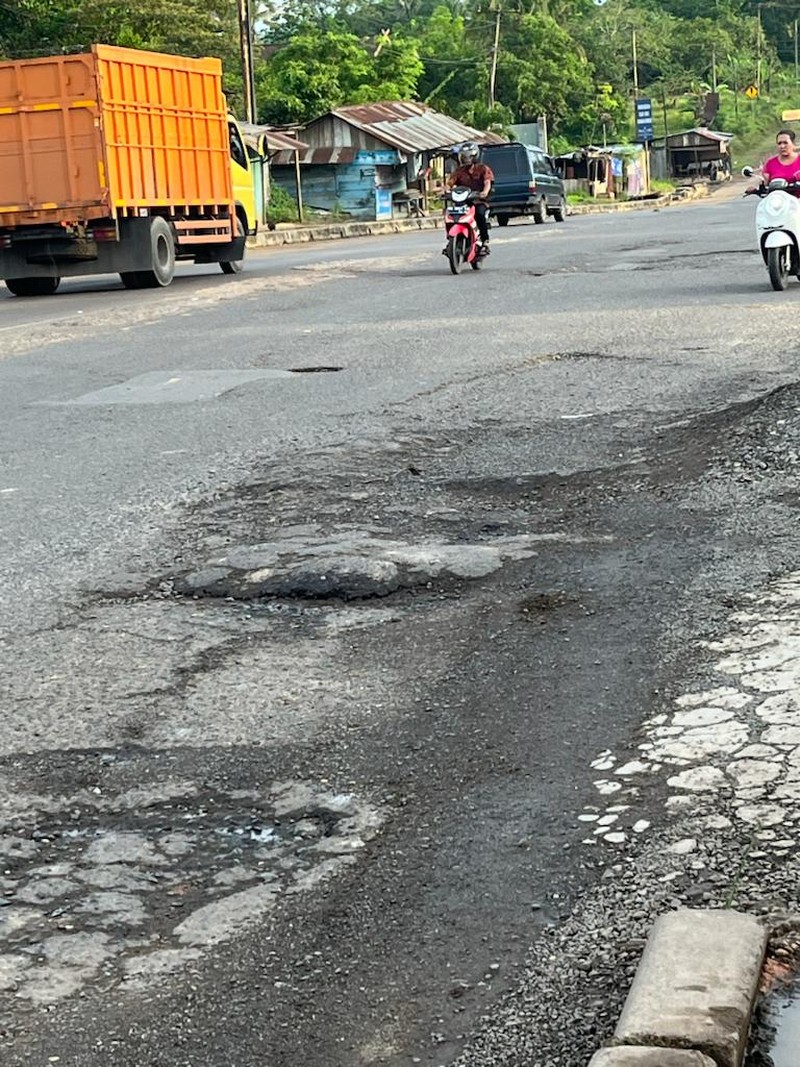 Jalan rusak dan berlubang di Tempino, Jambi. (CNBC Indonesia/Mikel Jefriando)