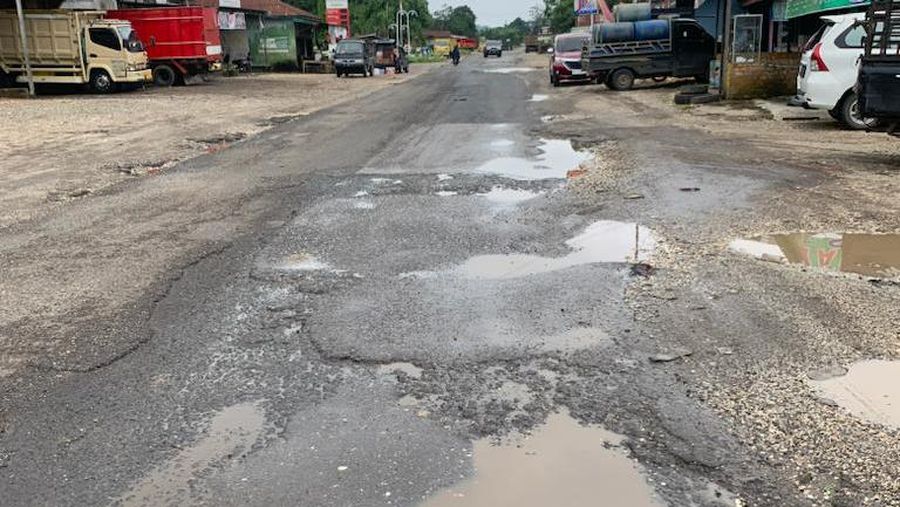 Jalan rusak di Mandiangin, Jambi. (CNBC Indonesia/Mikel Jefriando)
