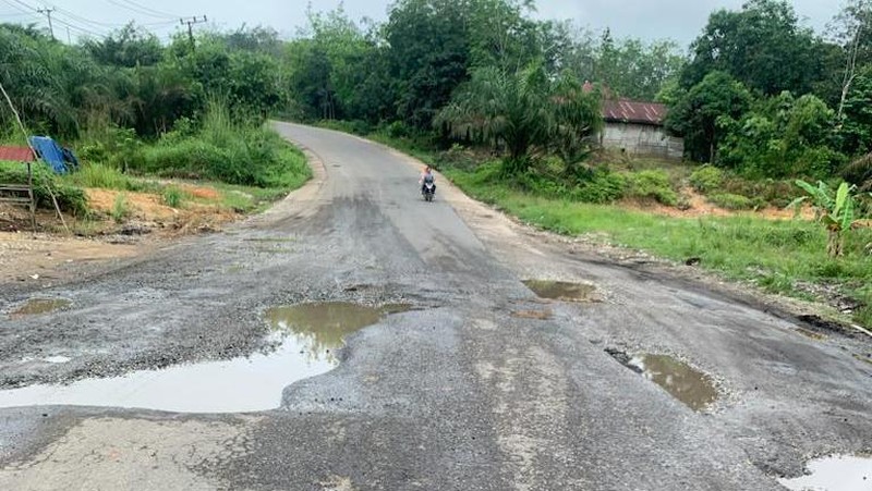 Jalan rusak dan berlubang di Tempino, Jambi. (CNBC Indonesia/Mikel Jefriando)