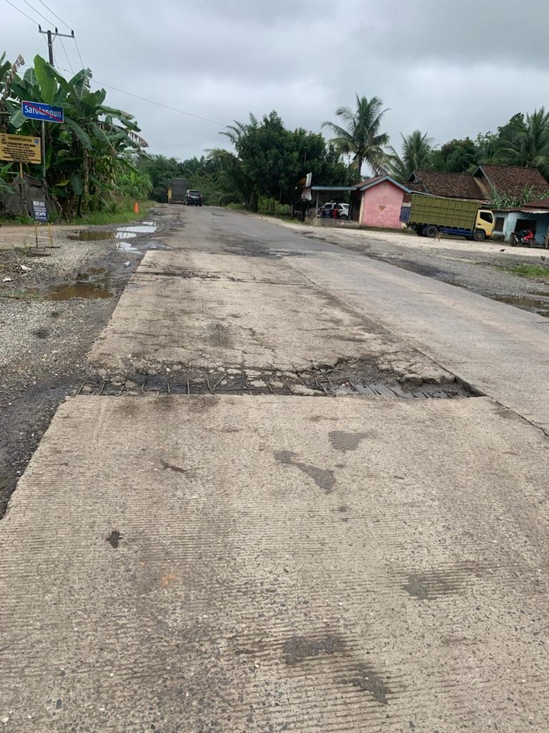 Jalan rusak dan berlubang di Tempino, Jambi. Jalan rusak dan berlubang di Tempino, Jambi. (CNBC Indonesia/Mikel Jefriando)
