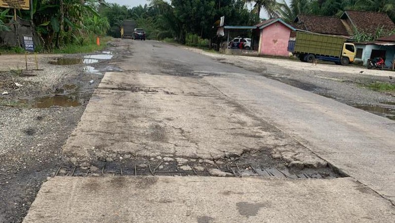 Jalan rusak dan berlubang di Tempino, Jambi. (CNBC Indonesia/Mikel Jefriando)