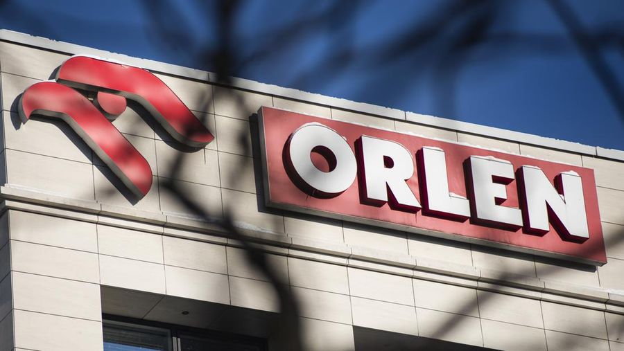 Logo Perusahaan Minyak Polandia ORLEN terlihat di sebuah gedung. (Attila Husejnow/SOPA Images/LightRocket via Getty Images)
