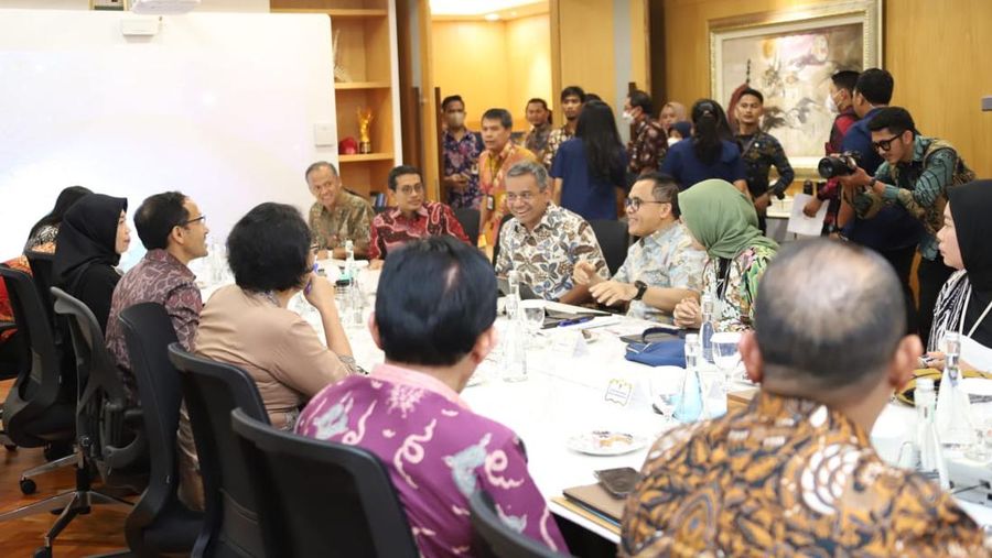 Menteri PANRB Azwar Anas usai Rapat Tingkat Menteri bersama Mendikbudristek Nadiem Makarim, di Jakarta, Jumat (05/05). (Dok. PAN RB)