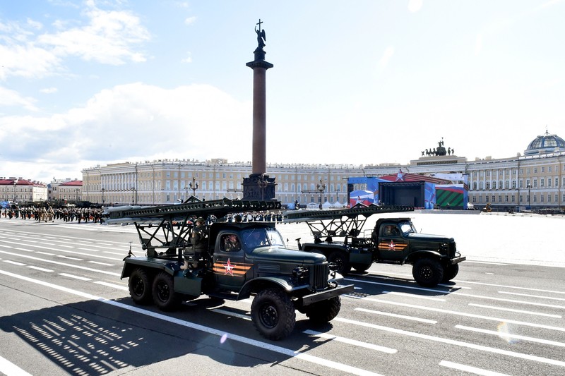 Anggota Gerakan Pemuda Patriotik Rusia Yunarmiya memegang bendera nasional raksasa di Lapangan Dvortsovaya (Istana) selama gladi bersih parade Hari Kemenangan di Saint Petersburg pada 7 Mei 2023. Anggota Gerakan Pemuda Patriotik Rusia Yunarmiya memegang bendera nasional raksasa di Lapangan Dvortsovaya (Istana) selama gladi bersih parade Hari Kemenangan di Saint Petersburg pada 7 Mei 2023. - Rusia akan merayakan peringatan 78 tahun kemenangan tahun 1945 atas Nazi Jerman pada 9 Mei. (OLGA MALTSEVA/AFP via Getty Images)