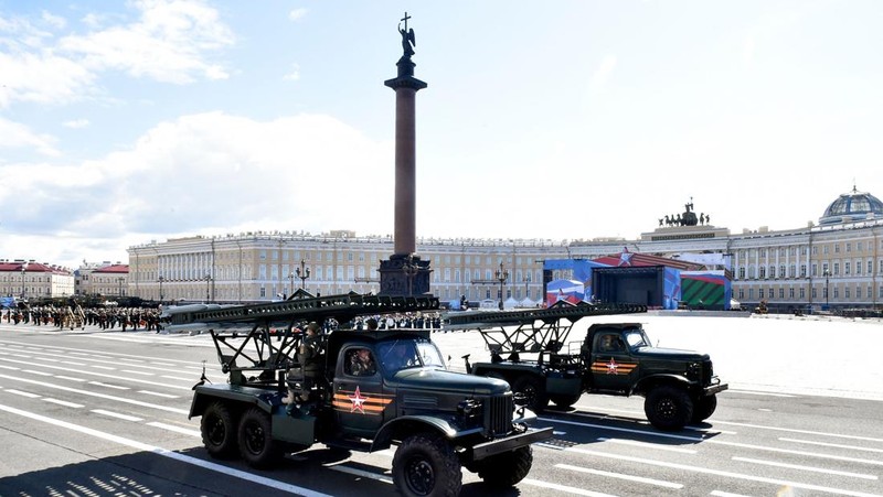 Anggota Gerakan Pemuda Patriotik Rusia Yunarmiya memegang bendera nasional raksasa di Lapangan Dvortsovaya (Istana) selama gladi bersih parade Hari Kemenangan di Saint Petersburg pada 7 Mei 2023. - Rusia akan merayakan peringatan 78 tahun kemenangan tahun 1945 atas Nazi Jerman pada 9 Mei. (OLGA MALTSEVA/AFP via Getty Images)