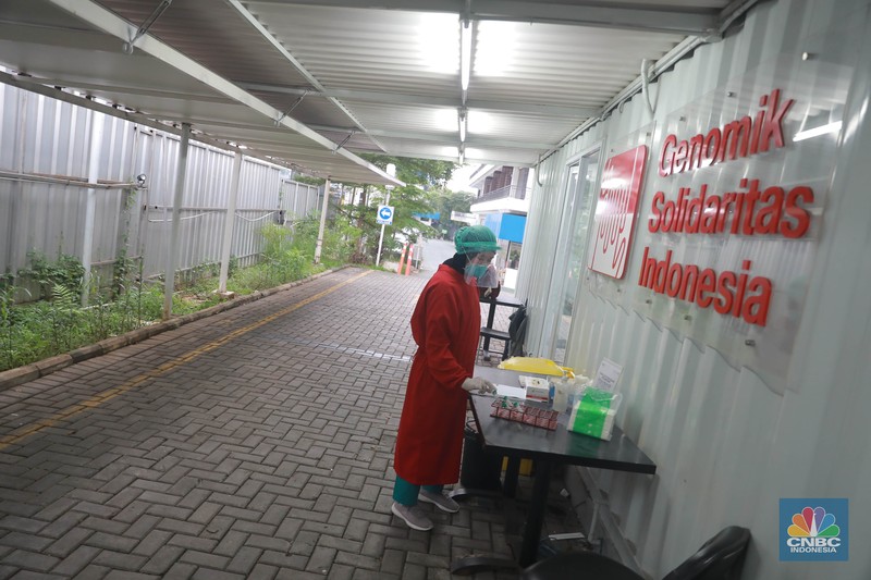 Petugas medis menunggu pengguna jasa layanan 'drive thru' tes antigen dan PCR COVID-19 harian di salah satu laboratorium di Tb Simatupang, Jakarta, Senin (8/5/2023).  (CNBC Indonesia/Muhammad Sabki)