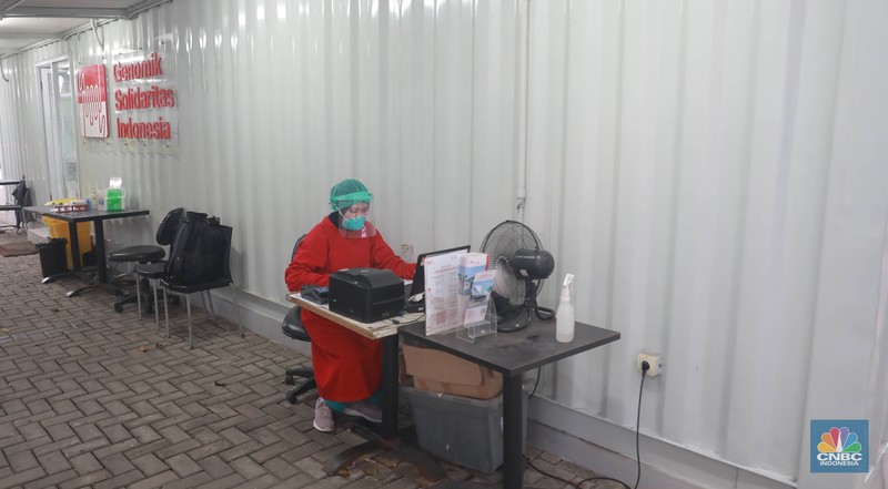 Petugas medis menunggu pengguna jasa layanan 'drive thru' tes antigen dan PCR COVID-19 harian di salah satu laboratorium di Tb Simatupang, Jakarta, Senin (8/5/2023).  (CNBC Indonesia/Muhammad Sabki)