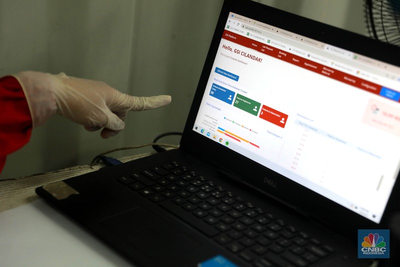 Petugas medis menunggu pengguna jasa layanan 'drive thru' tes antigen dan PCR COVID-19 harian di salah satu laboratorium di Tb Simatupang, Jakarta, Senin (8/5/2023).  (CNBC Indonesia/Muhammad Sabki)