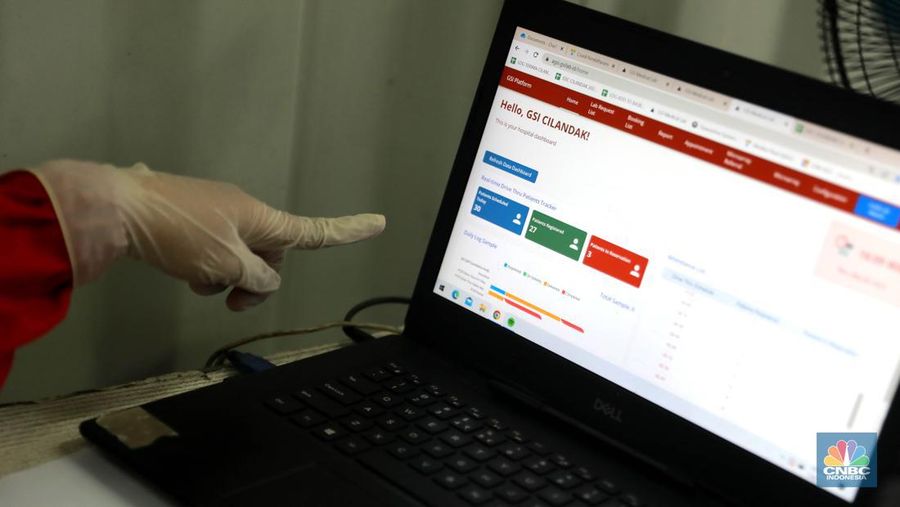 Petugas medis menunggu pengguna jasa layanan 'drive thru' tes antigen dan PCR COVID-19 harian di salah satu laboratorium di Tb Simatupang, Jakarta, Senin (8/5/2023).  (CNBC Indonesia/Muhammad Sabki)