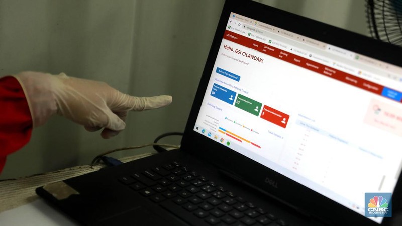 Petugas medis menunggu pengguna jasa layanan 'drive thru' tes antigen dan PCR COVID-19 harian di salah satu laboratorium di Tb Simatupang, Jakarta, Senin (8/5/2023).  (CNBC Indonesia/Muhammad Sabki)