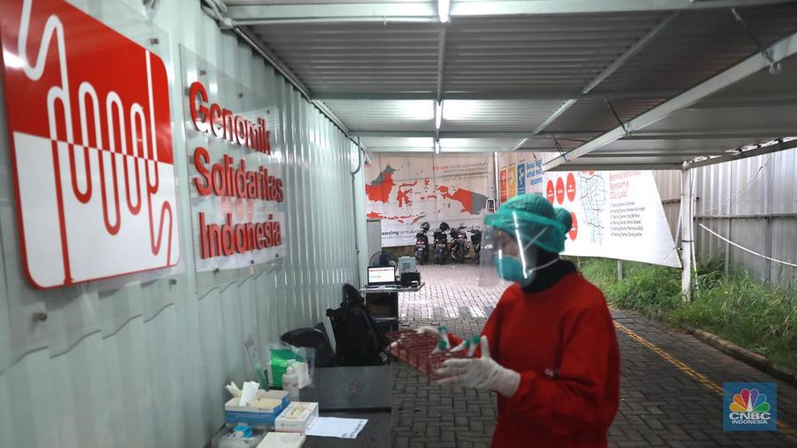 Petugas medis menunggu pengguna jasa layanan 'drive thru' tes antigen dan PCR COVID-19 harian di salah satu laboratorium di Tb Simatupang, Jakarta, Senin (8/5/2023).  (CNBC Indonesia/Muhammad Sabki)