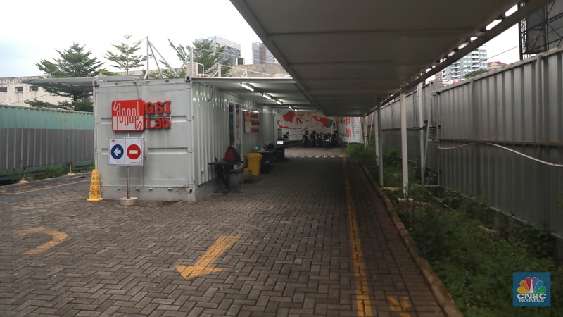 Petugas medis menunggu pengguna jasa layanan 'drive thru' tes antigen dan PCR COVID-19 harian di salah satu laboratorium di Tb Simatupang, Jakarta, Senin (8/5/2023).  (CNBC Indonesia/Muhammad Sabki)