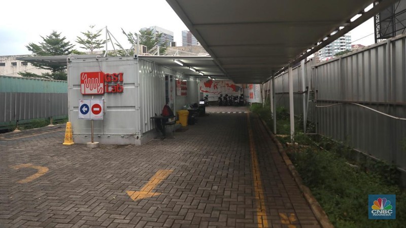 Petugas medis menunggu pengguna jasa layanan 'drive thru' tes antigen dan PCR COVID-19 harian di salah satu laboratorium di Tb Simatupang, Jakarta, Senin (8/5/2023).  (CNBC Indonesia/Muhammad Sabki)