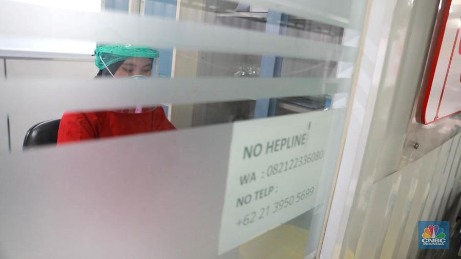 Petugas medis menunggu pengguna jasa layanan 'drive thru' tes antigen dan PCR COVID-19 harian di salah satu laboratorium di Tb Simatupang, Jakarta, Senin (8/5/2023). (²©²ÊÍøÕ¾/Muhammad Sabki)