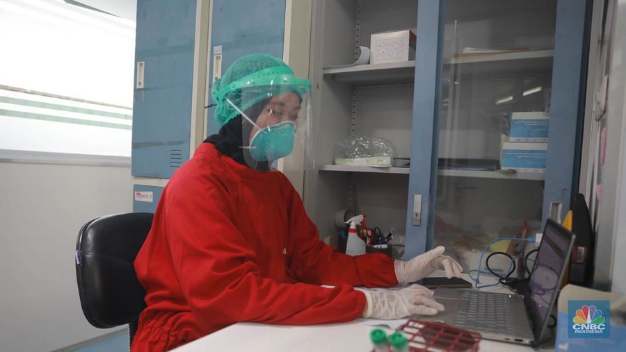 Petugas medis menunggu pengguna jasa layanan 'drive thru' tes antigen dan PCR COVID-19 harian di salah satu laboratorium di Tb Simatupang, Jakarta, Senin (8/5/2023).  (CNBC Indonesia/Muhammad Sabki)