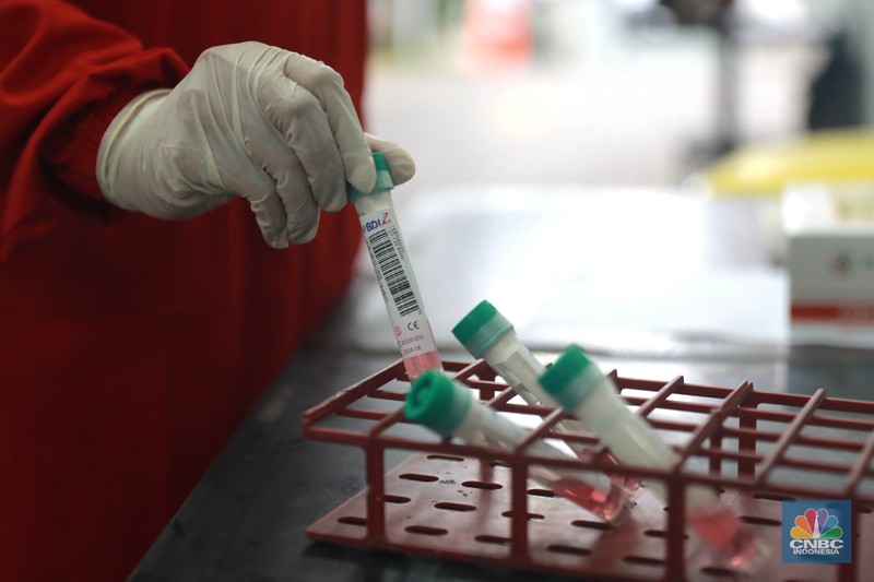 Petugas medis menunggu pengguna jasa layanan 'drive thru' tes antigen dan PCR COVID-19 harian di salah satu laboratorium di Tb Simatupang, Jakarta, Senin (8/5/2023).  (CNBC Indonesia/Muhammad Sabki)