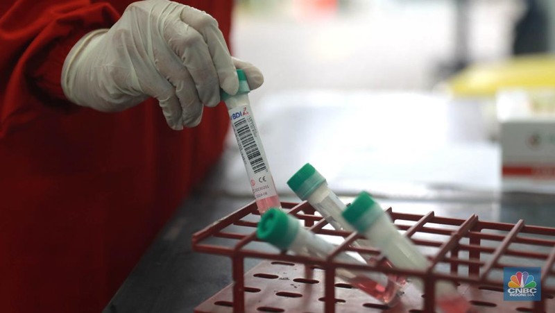 Petugas medis menunggu pengguna jasa layanan 'drive thru' tes antigen dan PCR COVID-19 harian di salah satu laboratorium di Tb Simatupang, Jakarta, Senin (8/5/2023).  (CNBC Indonesia/Muhammad Sabki)