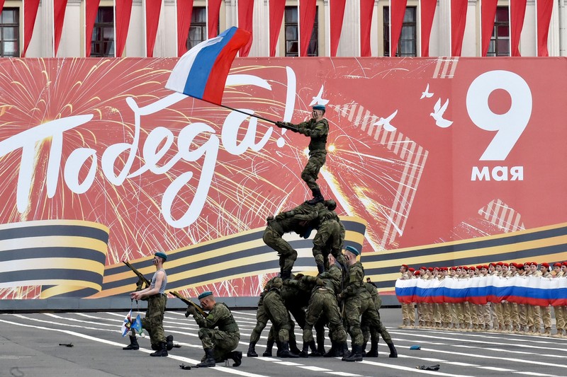 Anggota Gerakan Pemuda Patriotik Rusia Yunarmiya memegang bendera nasional raksasa di Lapangan Dvortsovaya (Istana) selama gladi bersih parade Hari Kemenangan di Saint Petersburg pada 7 Mei 2023. Anggota Gerakan Pemuda Patriotik Rusia Yunarmiya memegang bendera nasional raksasa di Lapangan Dvortsovaya (Istana) selama gladi bersih parade Hari Kemenangan di Saint Petersburg pada 7 Mei 2023. - Rusia akan merayakan peringatan 78 tahun kemenangan tahun 1945 atas Nazi Jerman pada 9 Mei. (OLGA MALTSEVA/AFP via Getty Images)