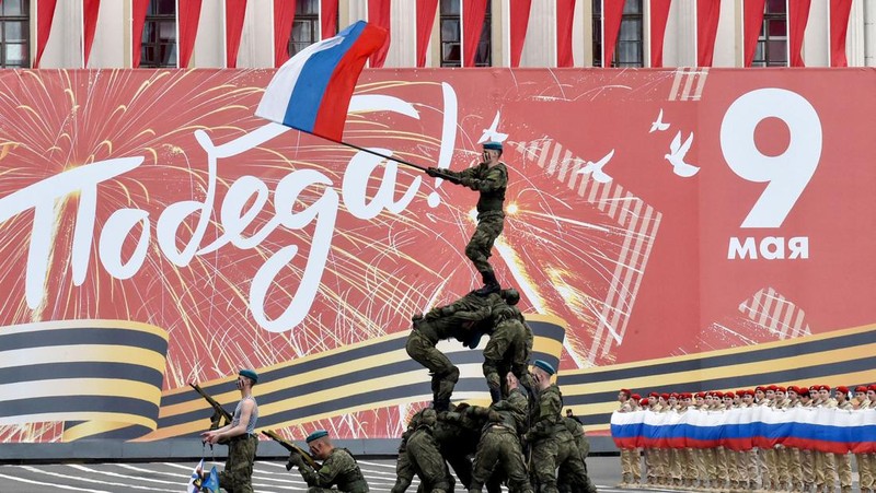Anggota Gerakan Pemuda Patriotik Rusia Yunarmiya memegang bendera nasional raksasa di Lapangan Dvortsovaya (Istana) selama gladi bersih parade Hari Kemenangan di Saint Petersburg pada 7 Mei 2023. - Rusia akan merayakan peringatan 78 tahun kemenangan tahun 1945 atas Nazi Jerman pada 9 Mei. (OLGA MALTSEVA/AFP via Getty Images)