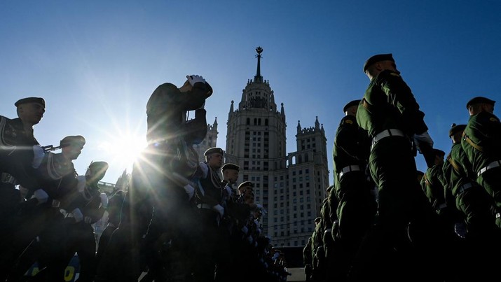 Prajurit Rusia tiba di latihan umum parade militer Hari Kemenangan dengan latar belakang gedung pencakar langit era Stalin, di Moskow tengah, pada 7 Mei 2023. - Rusia akan merayakan peringatan 78 tahun kemenangan tahun 1945 atas Nazi Jerman pada 9 Mei. (KIRILL KUDRYAVTSEV/AFP via Getty Images)