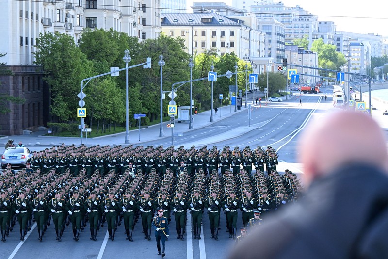 Anggota Gerakan Pemuda Patriotik Rusia Yunarmiya memegang bendera nasional raksasa di Lapangan Dvortsovaya (Istana) selama gladi bersih parade Hari Kemenangan di Saint Petersburg pada 7 Mei 2023. Anggota Gerakan Pemuda Patriotik Rusia Yunarmiya memegang bendera nasional raksasa di Lapangan Dvortsovaya (Istana) selama gladi bersih parade Hari Kemenangan di Saint Petersburg pada 7 Mei 2023. - Rusia akan merayakan peringatan 78 tahun kemenangan tahun 1945 atas Nazi Jerman pada 9 Mei. (OLGA MALTSEVA/AFP via Getty Images)