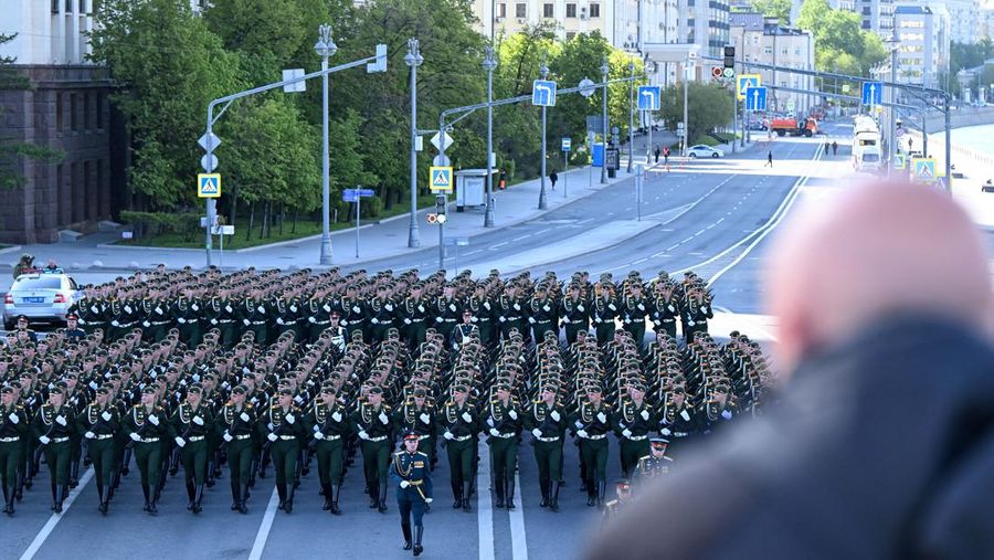 Anggota Gerakan Pemuda Patriotik Rusia Yunarmiya memegang bendera nasional raksasa di Lapangan Dvortsovaya (Istana) selama gladi bersih parade Hari Kemenangan di Saint Petersburg pada 7 Mei 2023. - Rusia akan merayakan peringatan 78 tahun kemenangan tahun 1945 atas Nazi Jerman pada 9 Mei. (OLGA MALTSEVA/AFP via Getty Images)