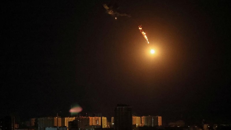 Serangan pesawat tanpa awak milik militer Rusia di Kota Kyiv, Ukraina, Senin (8/5/2023). (REUTERS/Gleb Garanich)