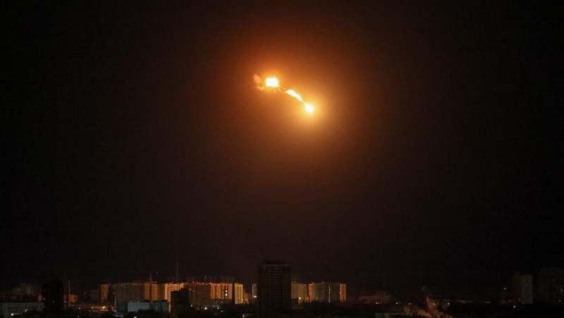 Serangan pesawat tanpa awak milik militer Rusia di Kota Kyiv, Ukraina, Senin (8/5/2023). (REUTERS/Gleb Garanich)