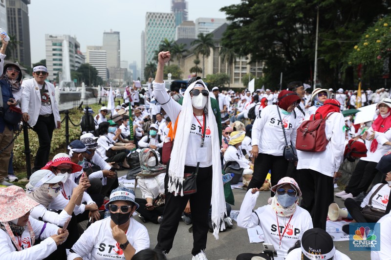 Tenaga kesehatan melakukan aksi damai di kawasan Patung Kuda, Monas, Jakarta, Senin (8/5/2023). Tenaga kesehatan melakukan aksi damai di kawasan Patung Kuda, Monas, Jakarta, Senin (8/5/2023). (CNBC Indonesia/Tri Susilo)
