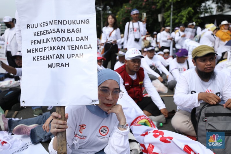 Tenaga kesehatan melakukan aksi damai di kawasan Patung Kuda, Monas, Jakarta, Senin (8/5/2023). Tenaga kesehatan melakukan aksi damai di kawasan Patung Kuda, Monas, Jakarta, Senin (8/5/2023). (CNBC Indonesia/Tri Susilo)