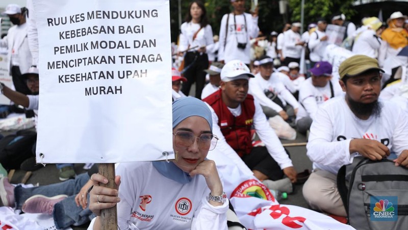Tenaga kesehatan melakukan aksi damai di kawasan Patung Kuda, Monas, Jakarta, Senin (8/5/2023). (CNBC Indonesia/Tri Susilo)