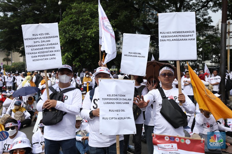 Tenaga kesehatan melakukan aksi damai di kawasan Patung Kuda, Monas, Jakarta, Senin (8/5/2023). Tenaga kesehatan melakukan aksi damai di kawasan Patung Kuda, Monas, Jakarta, Senin (8/5/2023). (CNBC Indonesia/Tri Susilo)